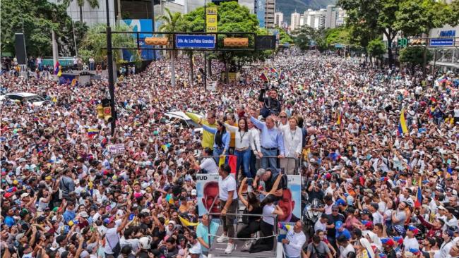 Miles de personas en un acto de apoyo al candidato opositor de Venezuela.