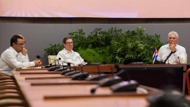 Díaz-Canel junto al canciller Bruno Rodríguez durante la reunión de la ALBA.