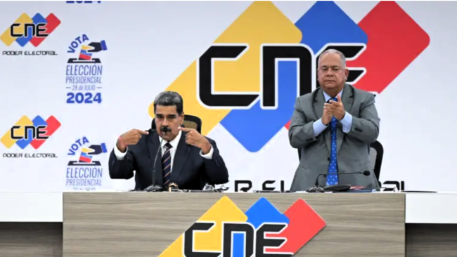 Maduro y el presidente del ente electoral afín al chavismo.