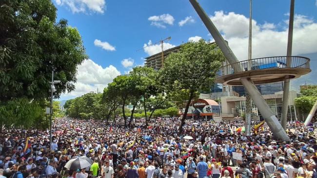 Venezolanos expresan su voluntad de cambio este sábado en Las Mercedes, Caracas.