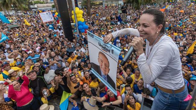 Marina Corina Machado con un cartel de Edmundo González durante una manifestación en Caracas, Venezuela.