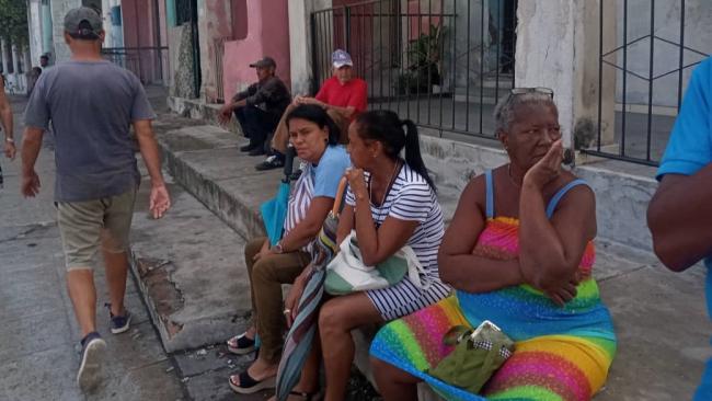 Mujeres cubanas a la espera en una calle de La Habana.