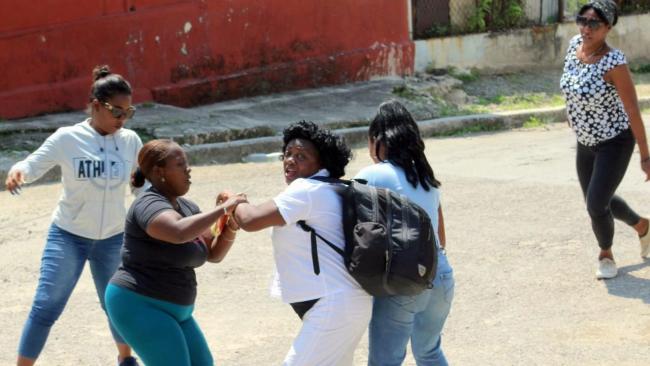 Berta Soler, durante el arresto de este domingo frente a la sede de las Damas de Blanco, en La Habana.