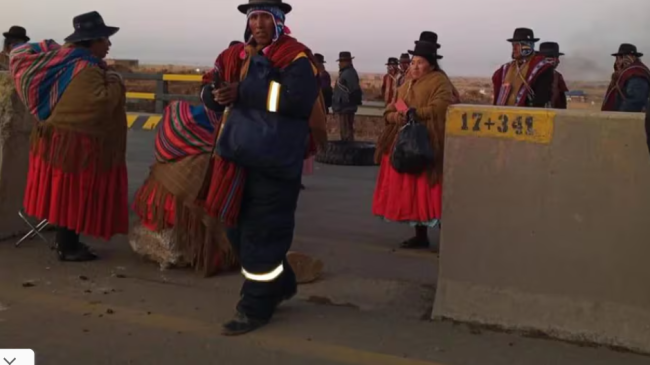 Indígenas partidarios de Evo Morales cortan una carretera principal en Bolivia.