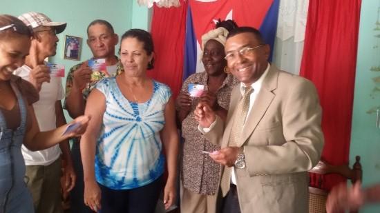 Carlos Manuel Pupo Rodríguez (der) junto a otros miembros de su partido.