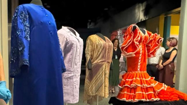 Muestra de vestidos de Celia Cruz.