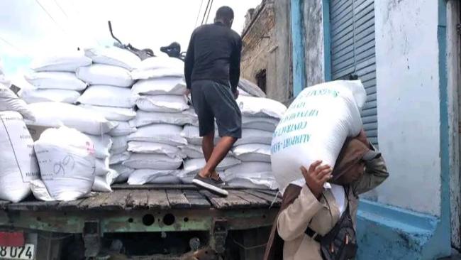 Distribución de arroz en una bodega de Holguín.