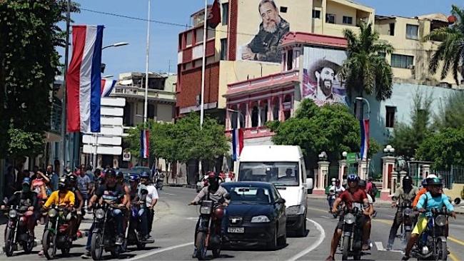 Según 'Trabajadores', muchos motociclistas en Santiago de Cuba son trabajadores informales.