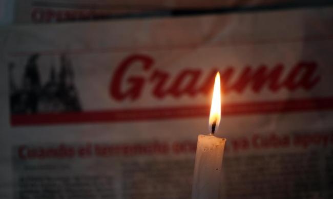 Una vela prendida en medio de un apagón en Cuba.