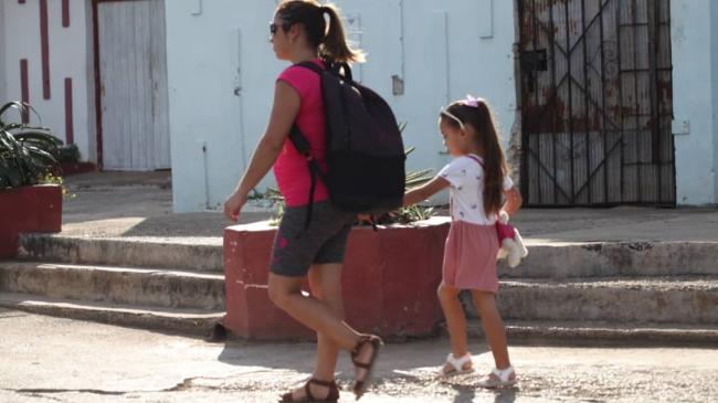 Una madre cubana con su hija en La Habana.