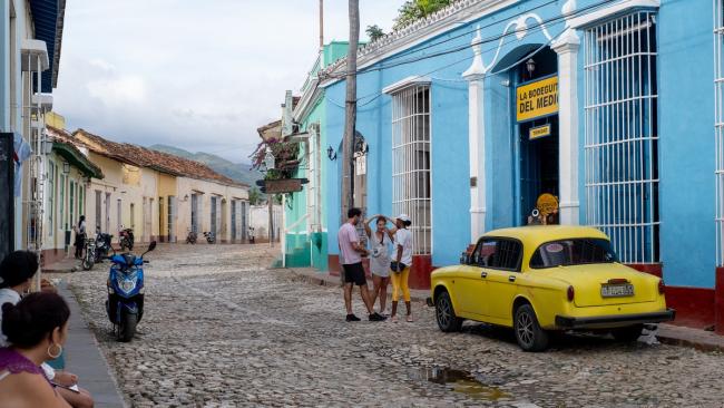 Una pareja de turistas extranjeros en Trinidad.