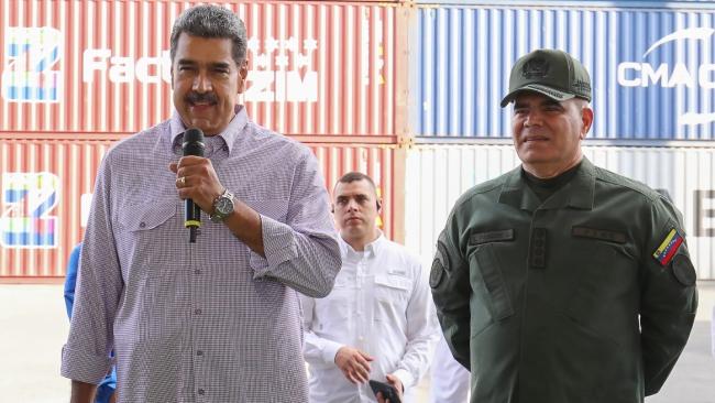 Nicolás Maduro junto al ministro de Defensa, Vladimir Padrino López, en un acto de Gobierno.