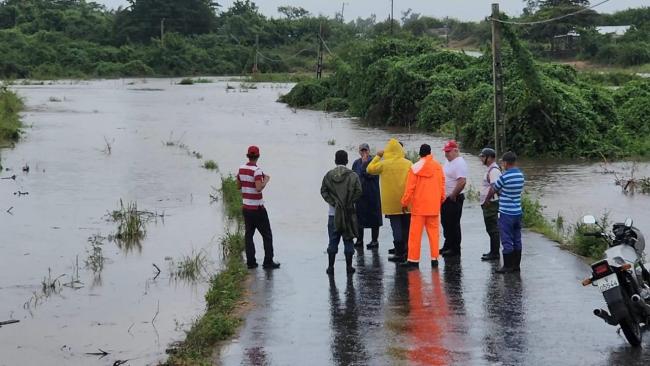 Autoridades examinan el desbordamiento del río Cuyaguateje en Pinar del Río.