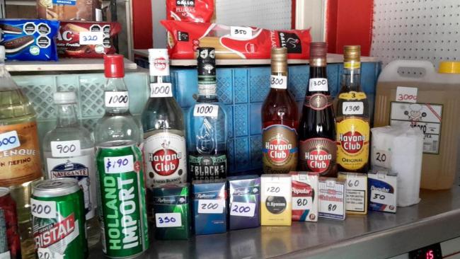 Bebidas, cigarros y otros productos en venta en una MIPYME.