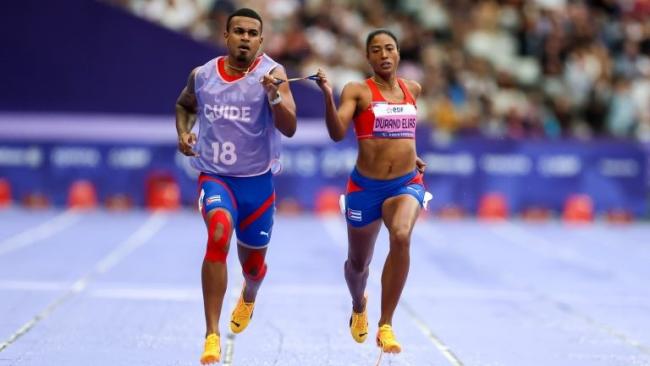 Omara Durand y su guía, Yuniol Kindelán, durante la final de los 200 metros.