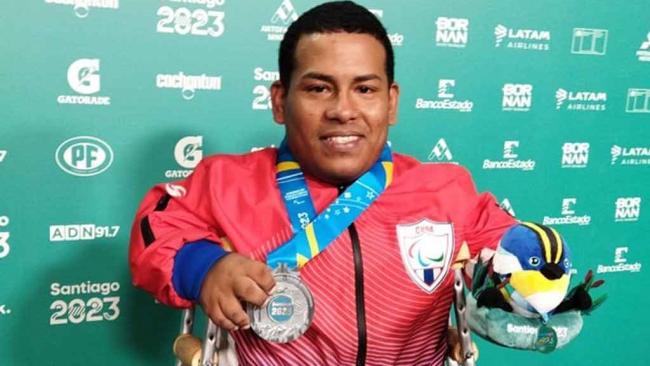 El pesista Pablo Ramírez con su medalla en París.