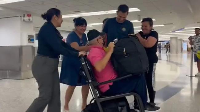 Manuel Menéndez Castellanos (sentado) a su llegada a Miami.