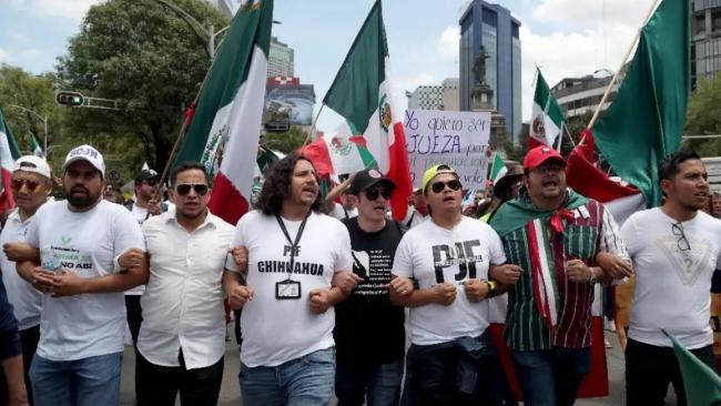 Trabajadores del Poder Judicial de México marchan en protesta por la aprobación de la reforma judicial.