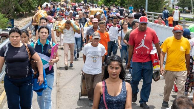 Migrantes venezolanos cruzando la frontera con Colombia.