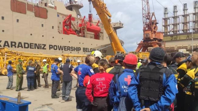 Fuerzas de rescate en la patana en la bahía de La Habana tras el accidente del 26.