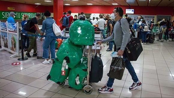 Un viajero con su equipaje al arribar a Cuba. 