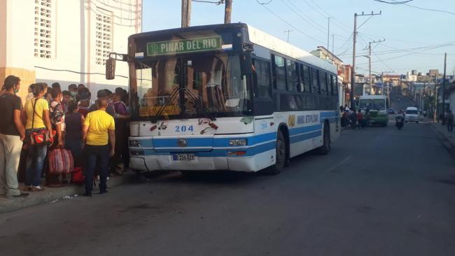 Transporte público en Pinar del Río.