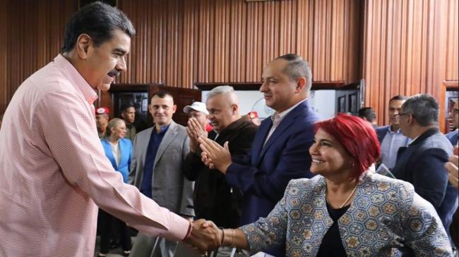 Nicolás Maduro saluda a Leticia Gómez Hernández.