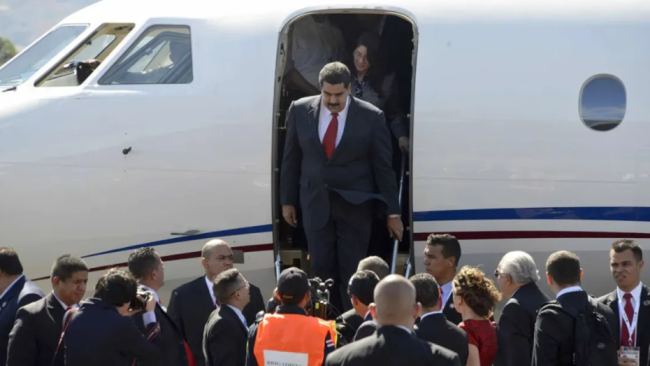 Nicolás Maduro bajando de su avión presidencial.