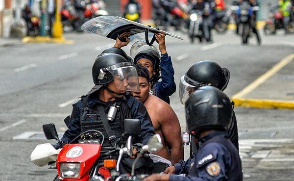 Detención de joven venezolano en una protesta contra el fraude electoral del chavismo.