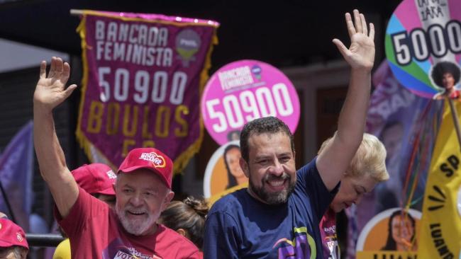 Lula da Silva (izq.) y Guilherme Boulos, candidato de izquierda a la alcaldía de São Paulo.