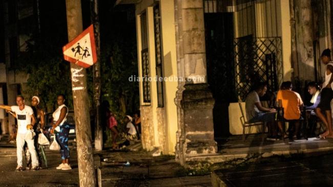 Cubanos en la calle durante el apagón general del 18 de octubre.