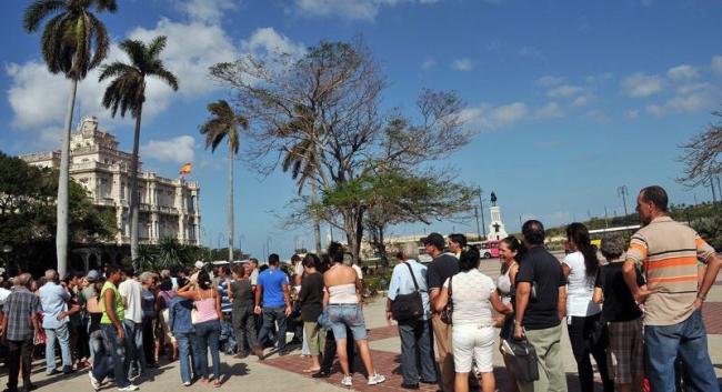 Cola frente al Consulado de España en Cuba.