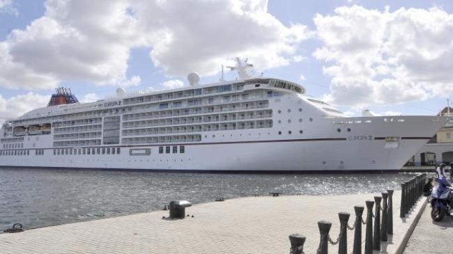 Un crucero en el puerto de La Habana.