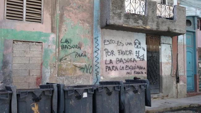 Tanques de basura en una calle de La Habana.