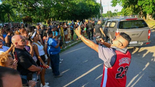 Fanáticos cubanos del fallecido músico cubano José Manuel Carbajal "El Taiger", asisten a un funeral en La Habana el 25 de octubre de 2024 