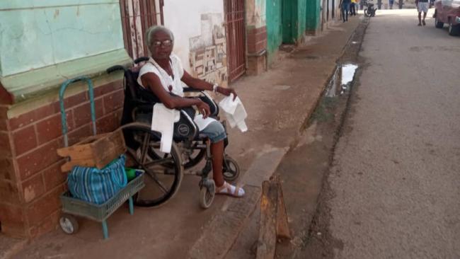 Una anciana con discapacidad en una calle de Cuba.