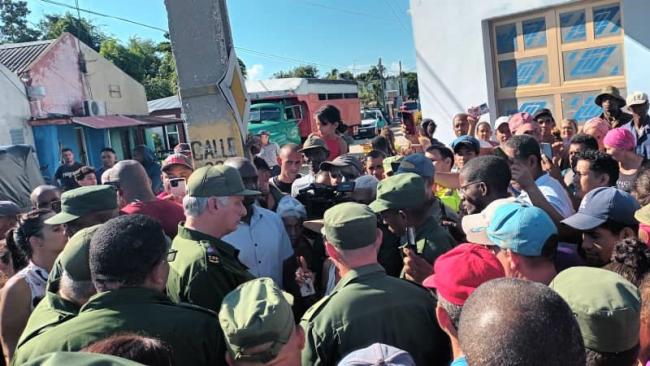 Díaz-Canel rodeado en su visita a Guantánamo.