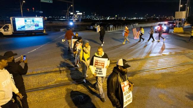 Trabajadores portuarios en huelga en el puerto de Filadelfia, Pensilvania.