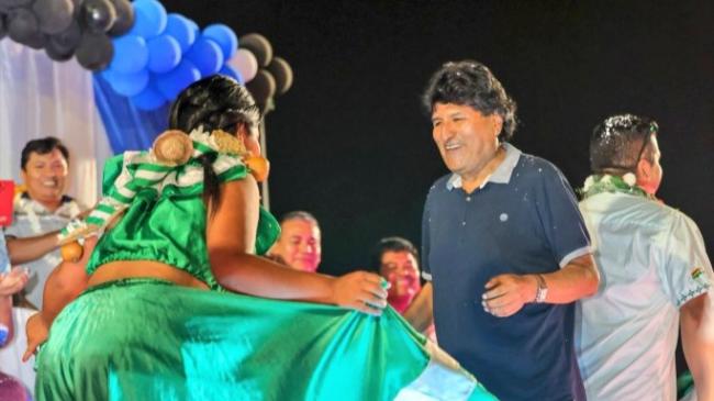 Evo Morales en una fiesta popular.