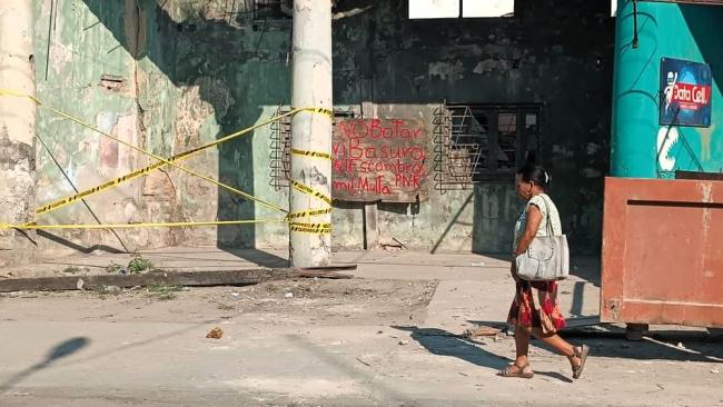 Una mujer camina por una calle de La Habana.