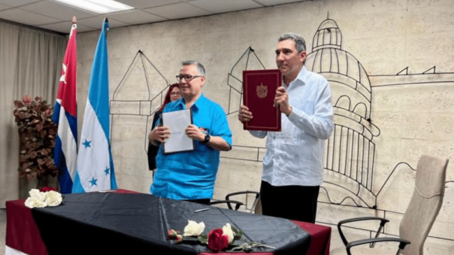 Firma del acuerdo de cielos abiertos en La Habana.