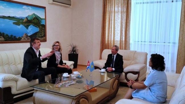 Encuentro entre el embajador de La Habana en Kazajistán y empresarios turísticos.