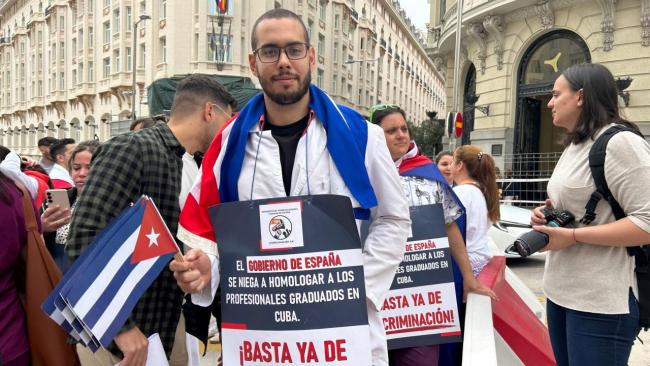 Protesta de médicos cubanos en Madrid por la homologación de sus títulos.