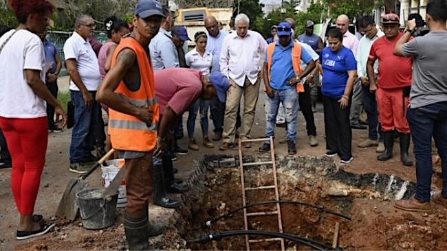 Miguel Díaz-Canel inspeccionando trabajos de 'remodelación' en el municipio Plaza.