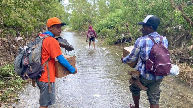 Cubanos llevan ayuda a lugares azotados por Oscar a los que no han llegado las autoridades.