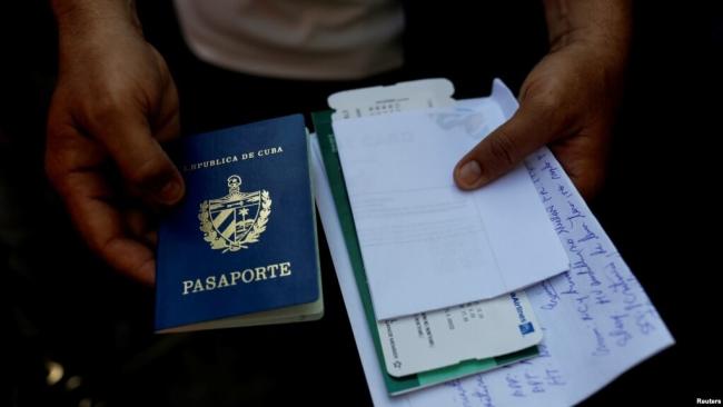 Pasaporte cubano y otros documentos migratorios.