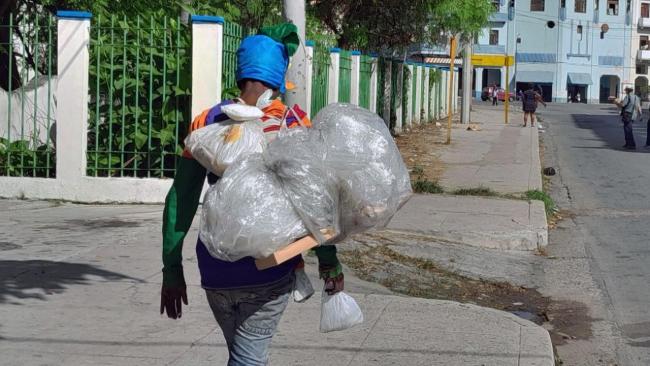 Una mujer en situación de pobreza en La Habana.