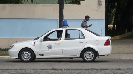 Patrulla de Policía en Cuba.