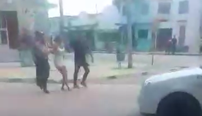 Una mujer que protesta es detenida en Contramaestre, Santiago de Cuba.