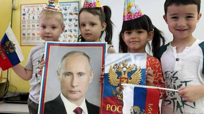 Niños de una escuela en Rusia celebran al cumpleaños de Vladimir Putin.